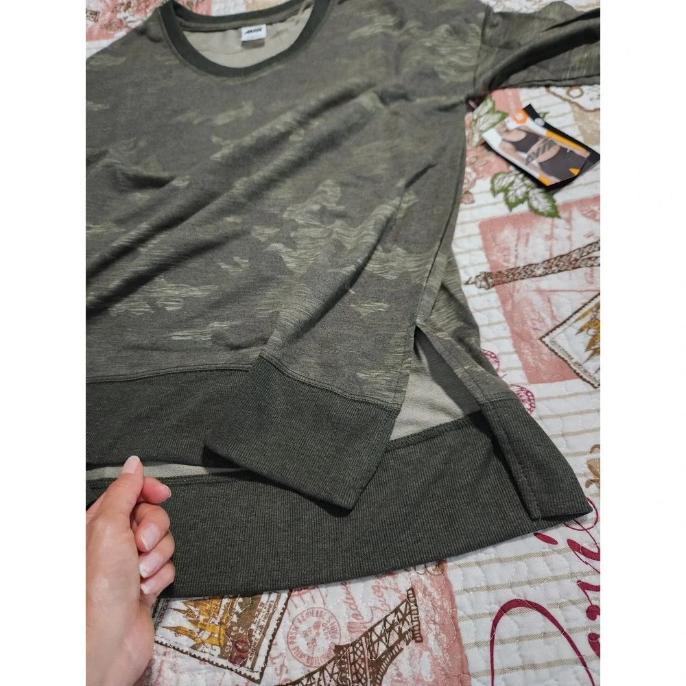 AVIA  Women's‎ Camouflage Pullover Sweater Crew Neck Long Sleeve Size M